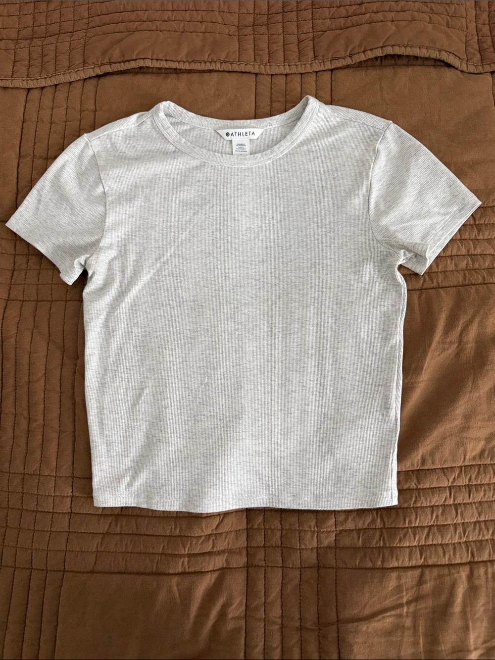Athleta Women’s Light Gray/Tan Short Sleeve Crew Cropped Tee - Size S